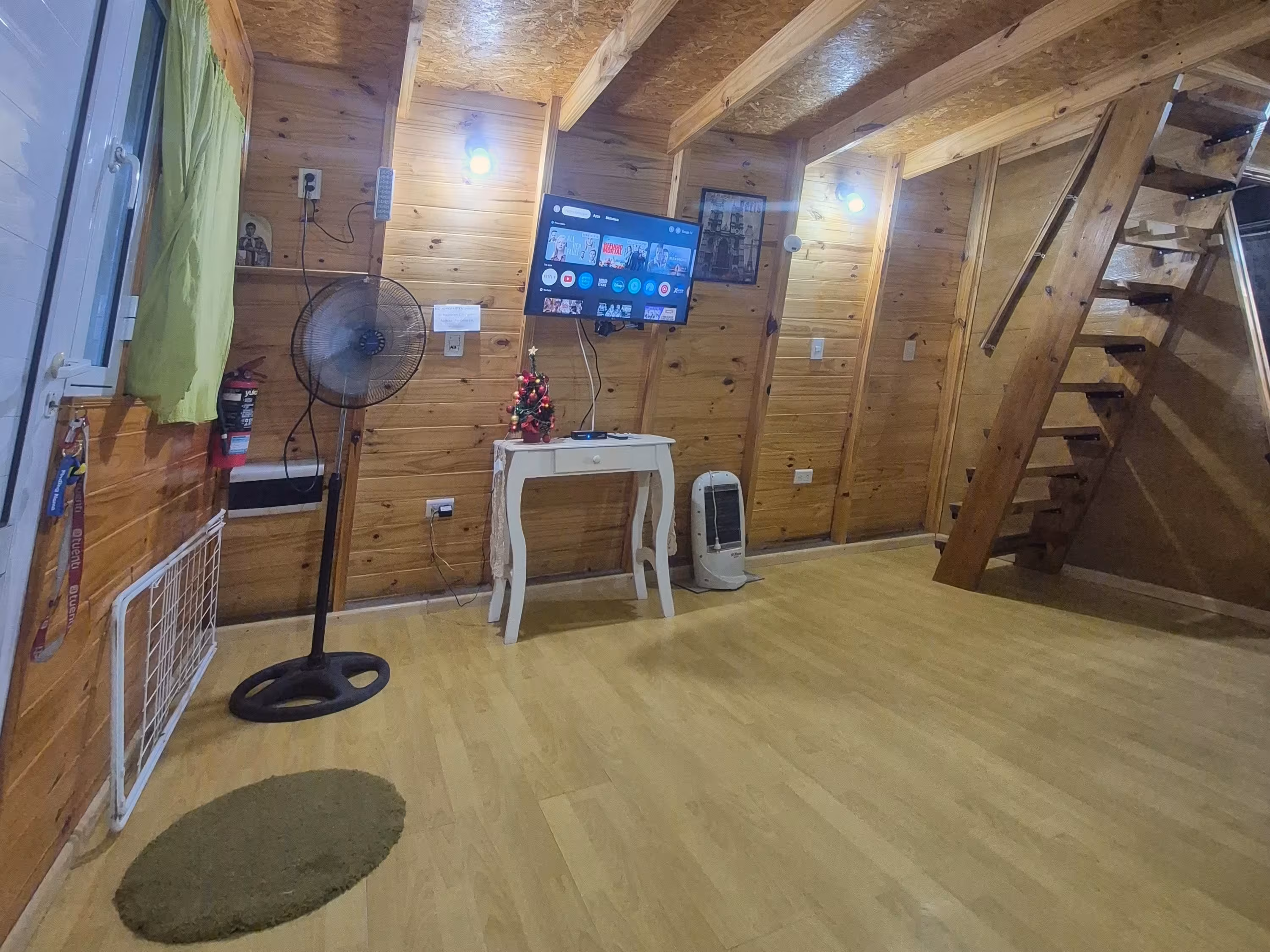 Sala de estar con sillon cómodo y Smart TV de 40 pulgadas
