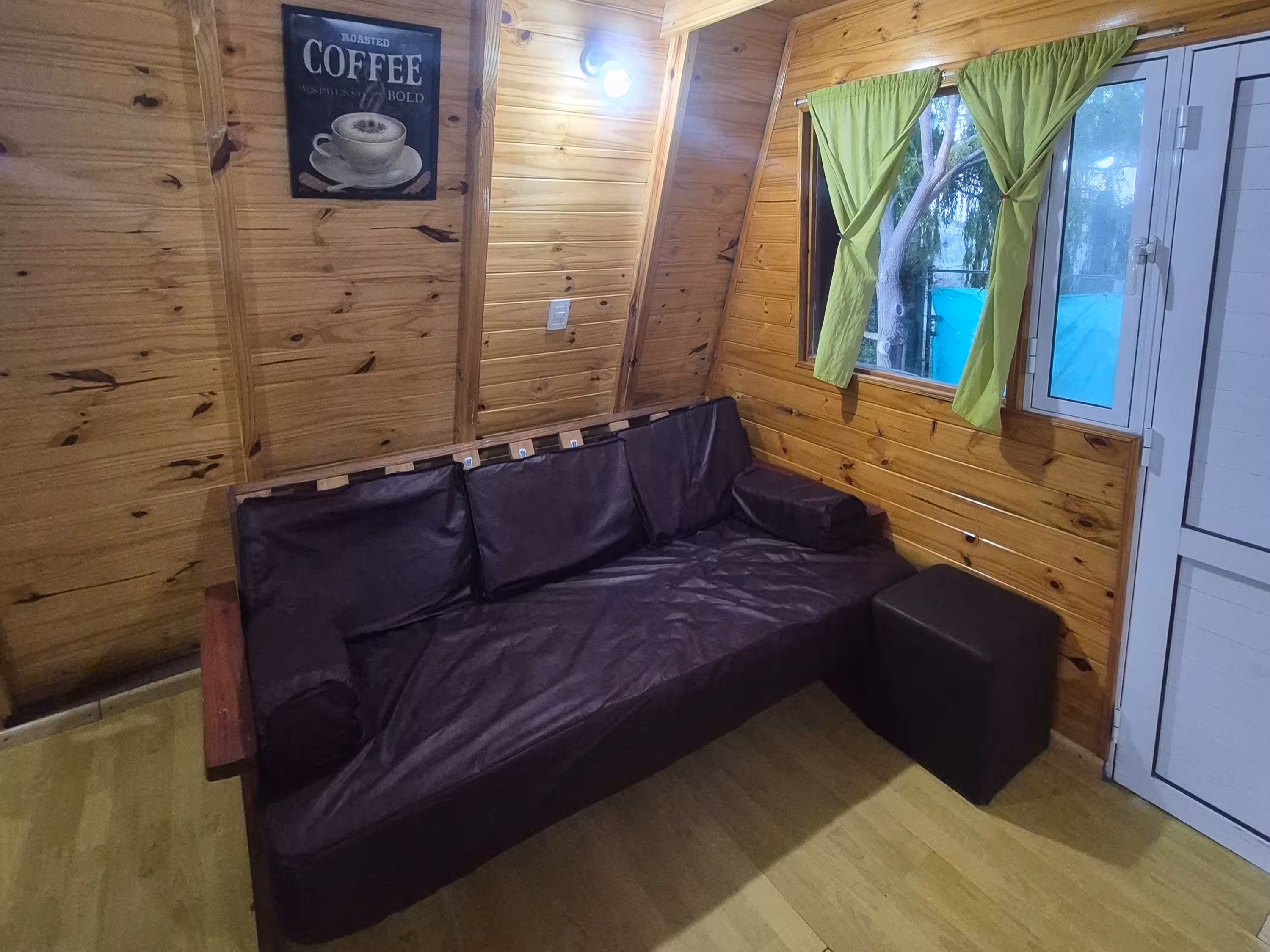 Área de descanso con sillón individual